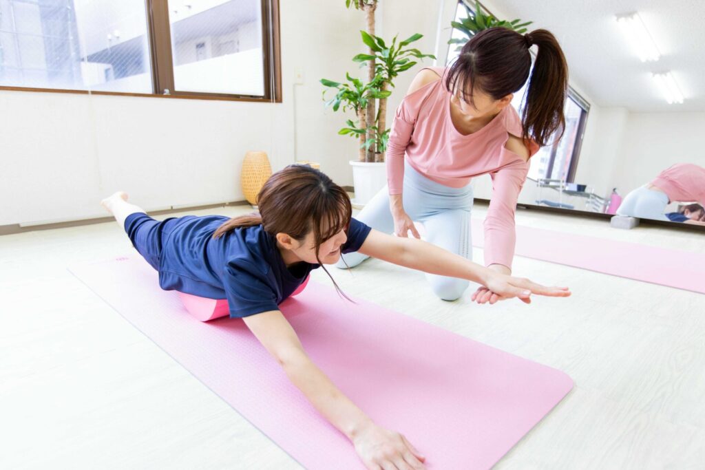 ティラピスではなくマットピラティスを実施している女性