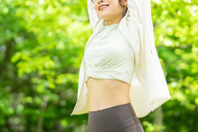 腹斜筋を鍛える女性