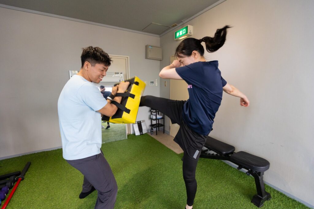 青梅市にあるパーソナルジムでプチパーソナルトレーニングを受けている様子