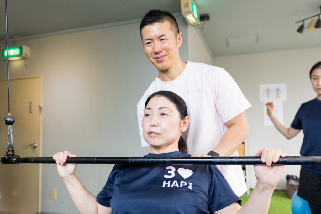 青梅市にあるパーソナルジムでプチパーソナルトレーニングを受けている様子