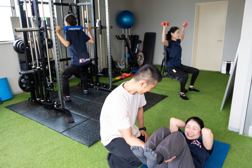 青梅市にあるパーソナルジムでプチパーソナルトレーニングを受けている様子