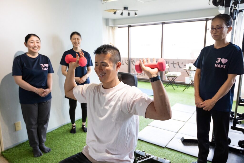 青梅市にあるパーソナルジムでプチパーソナルトレーニングを受けている様子