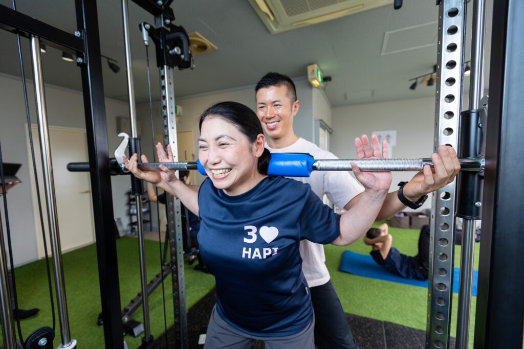 青梅市にあるパーソナルジムのトレーニング指導の様子