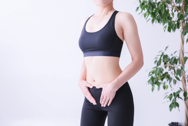 ピラティスでおしりを引き上げた女性