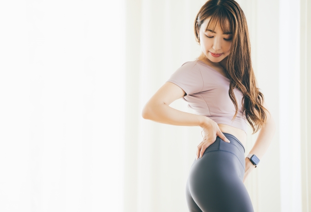 ピラティスでおしりを引き上げた女性