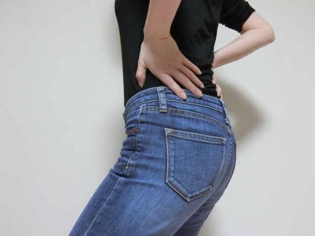 ピラティスでおしりを引き上げた女性