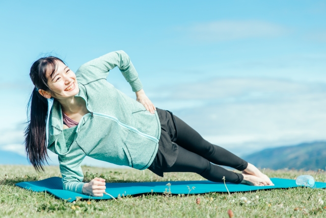 ピラティスする女性