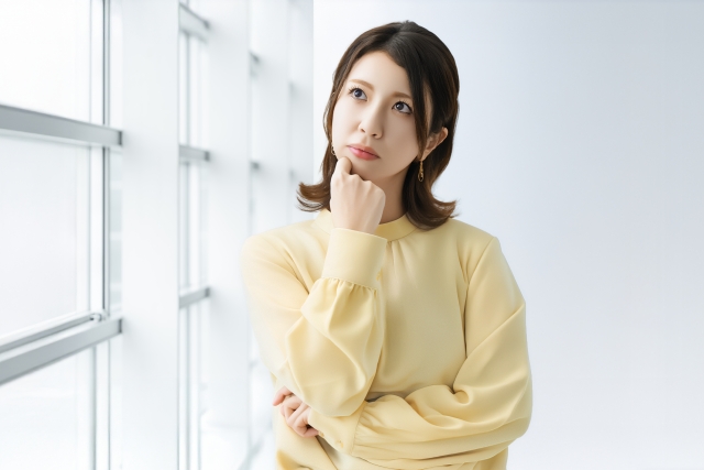 ヨガかピラティスかどっちが良いか悩む女性