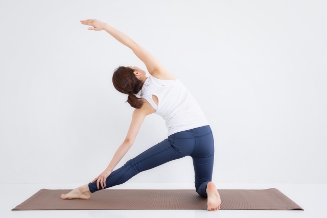 ヨガをする女性