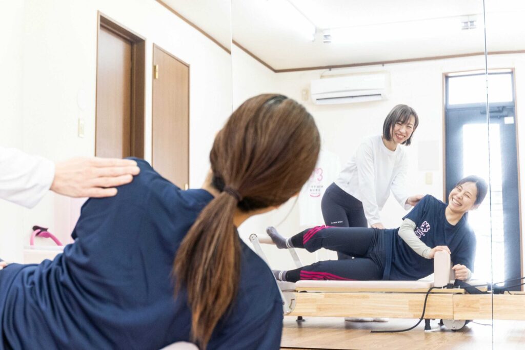 熊谷にあるピラティススタジオのパーソナルレッスン風景