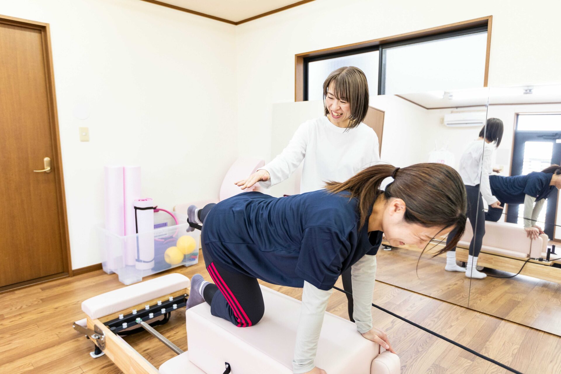 熊谷にあるピラティススタジオのパーソナルレッスン風景