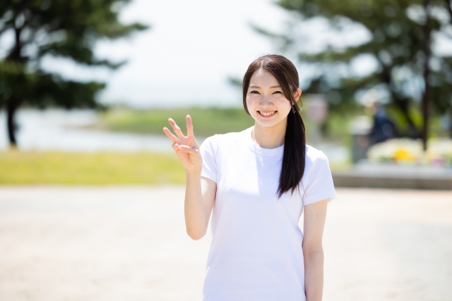 3本の指を立てる女性