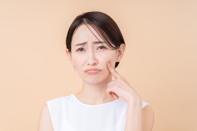 化粧はどうするのか悩む女性