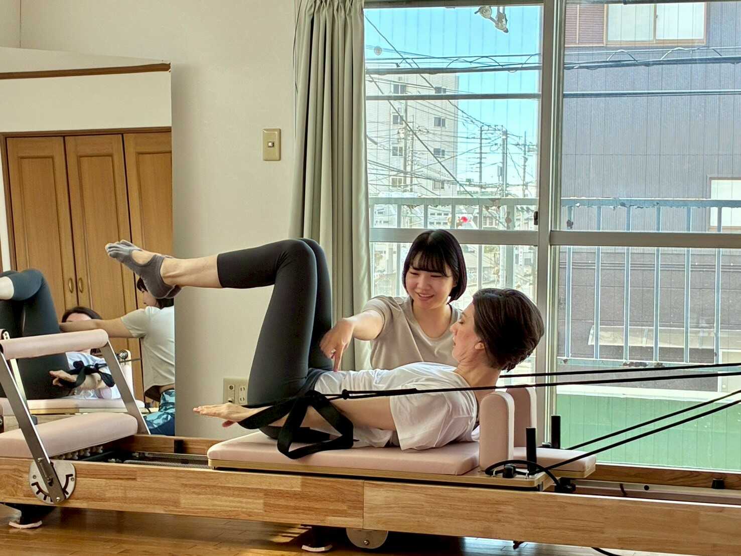 坂戸にあるピラティススタジオのパーソナルレッスン風景