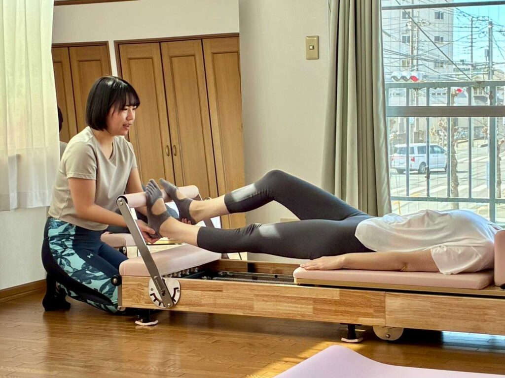 坂戸にあるピラティススタジオのパーソナルレッスン風景