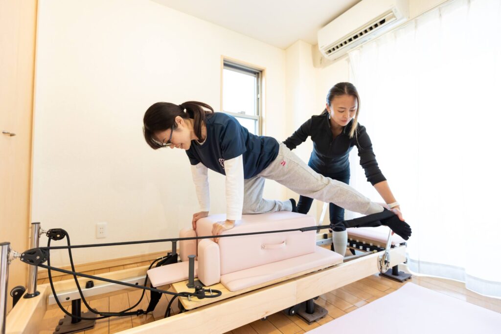 マシンピラティスの効果を感じている女性
