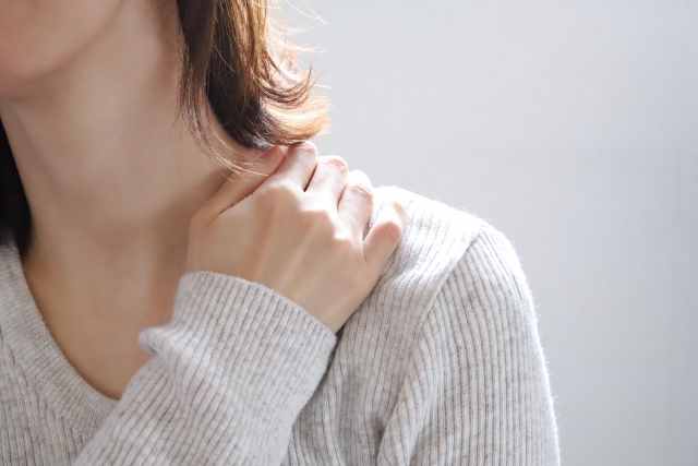 肩こりが気になる女性